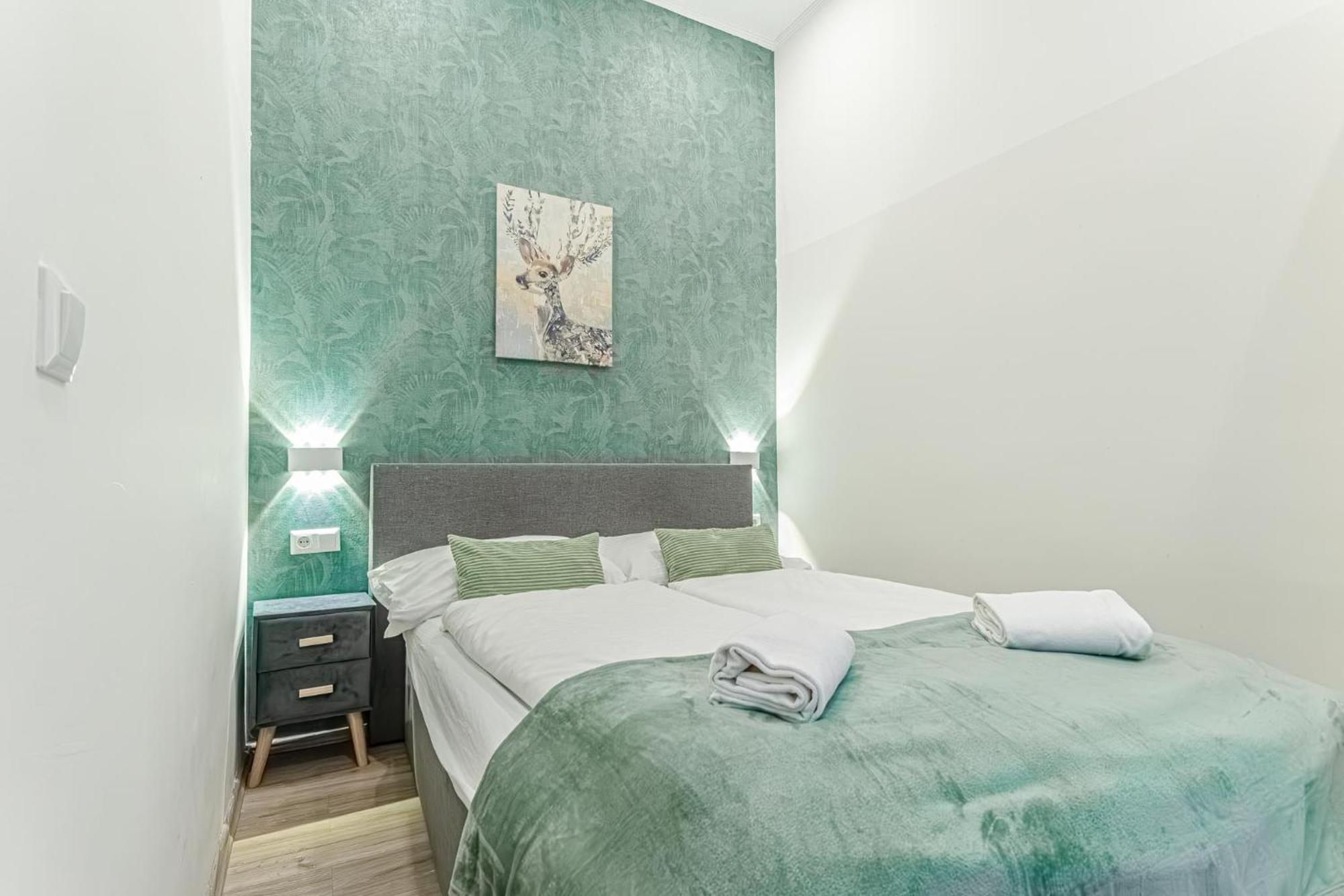 Apartment Shopping Paradise 9br Complex Ideal For 22 People Wien