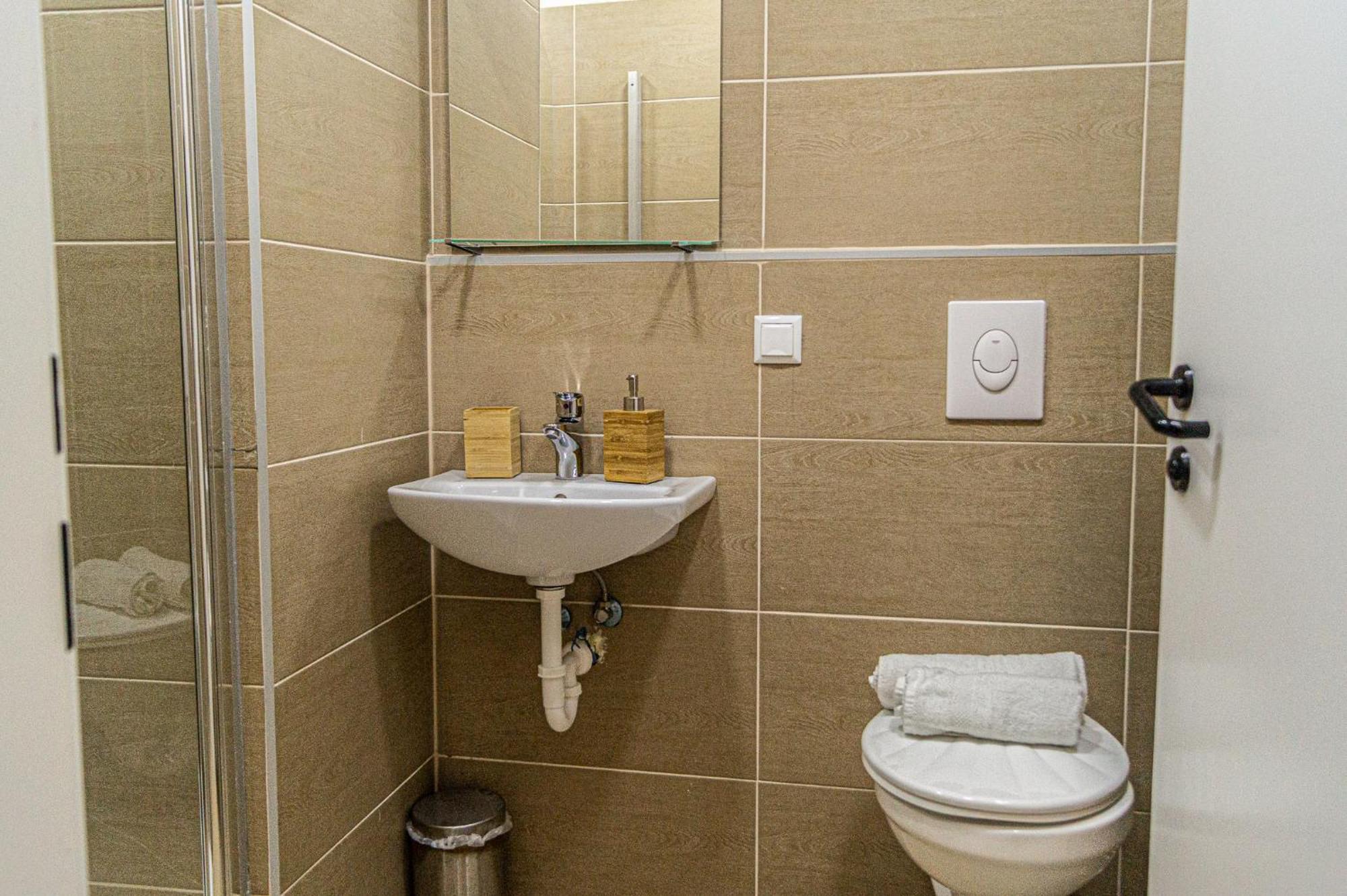 Apartment Shopping Paradise 9br Complex Ideal For 22 People Wien